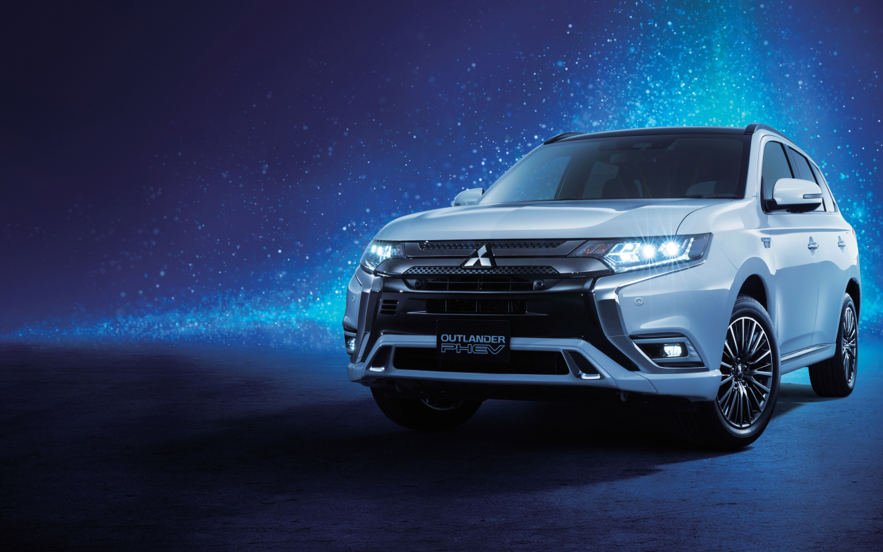Внедорожник Mitsubishi Outlander  2018 года на неоновом фоне