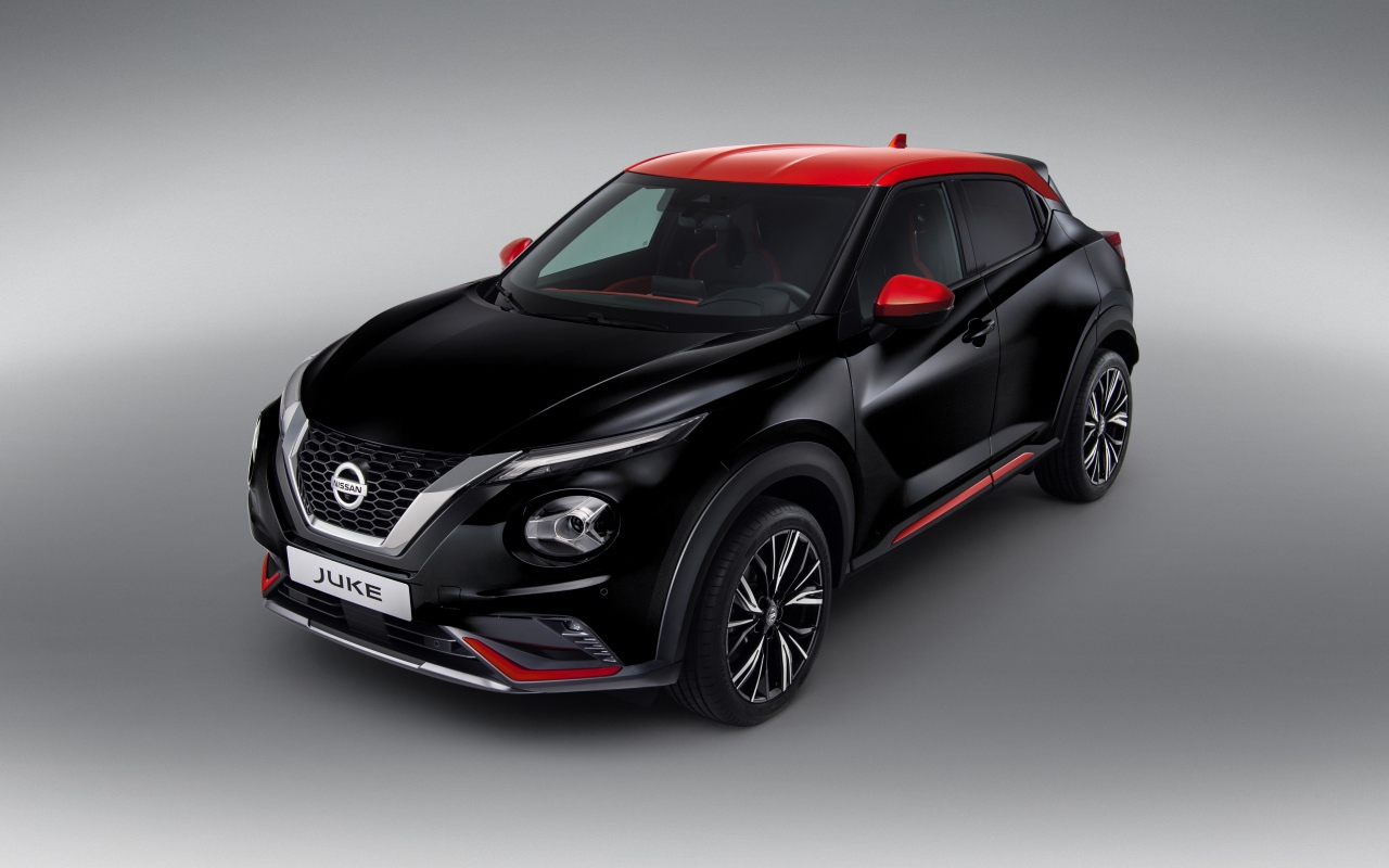 Черный автомобиль Nissan Juke 2019 года на сером фоне