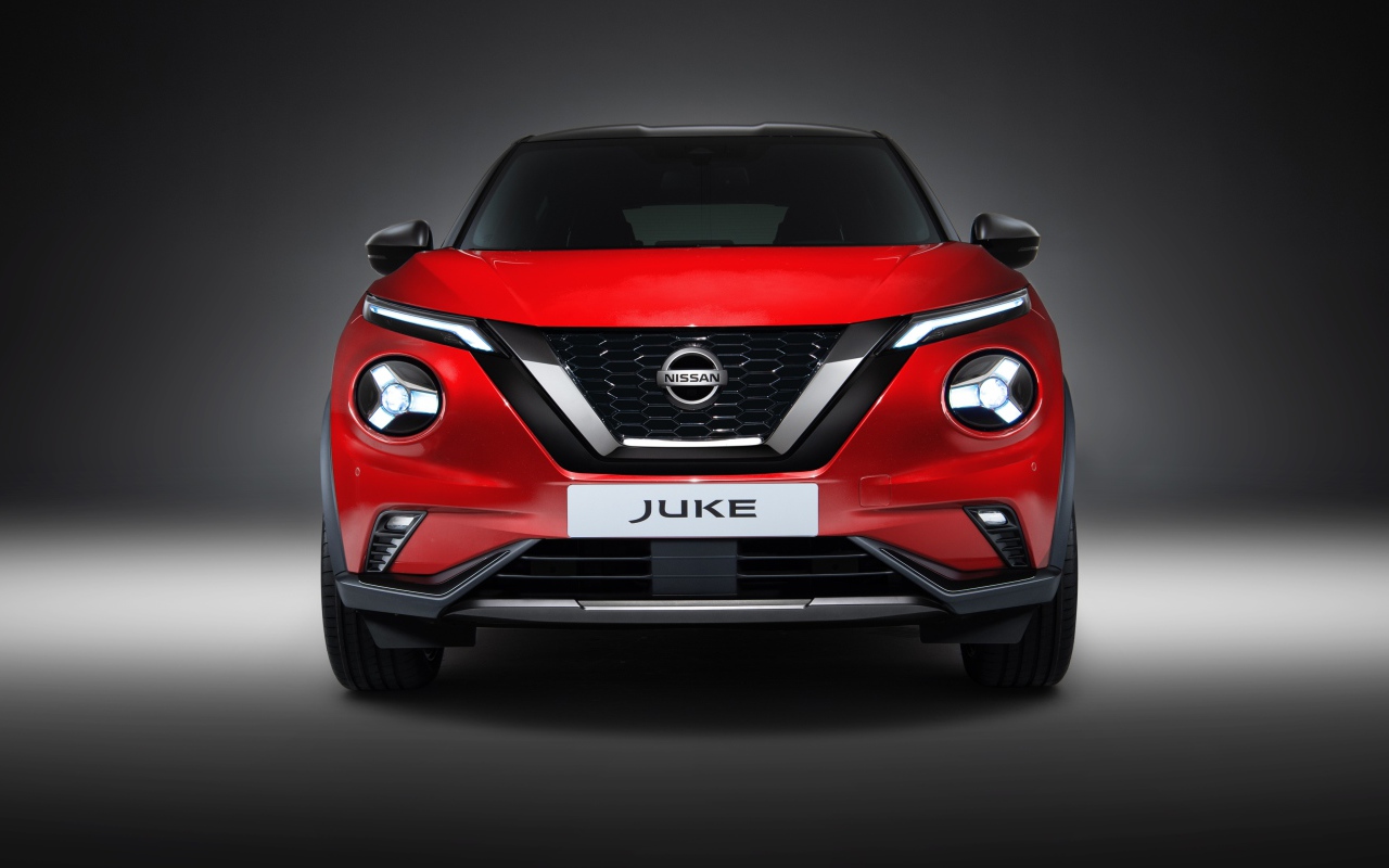 Красный автомобиль Nissan Juke 2019 года вид спереди