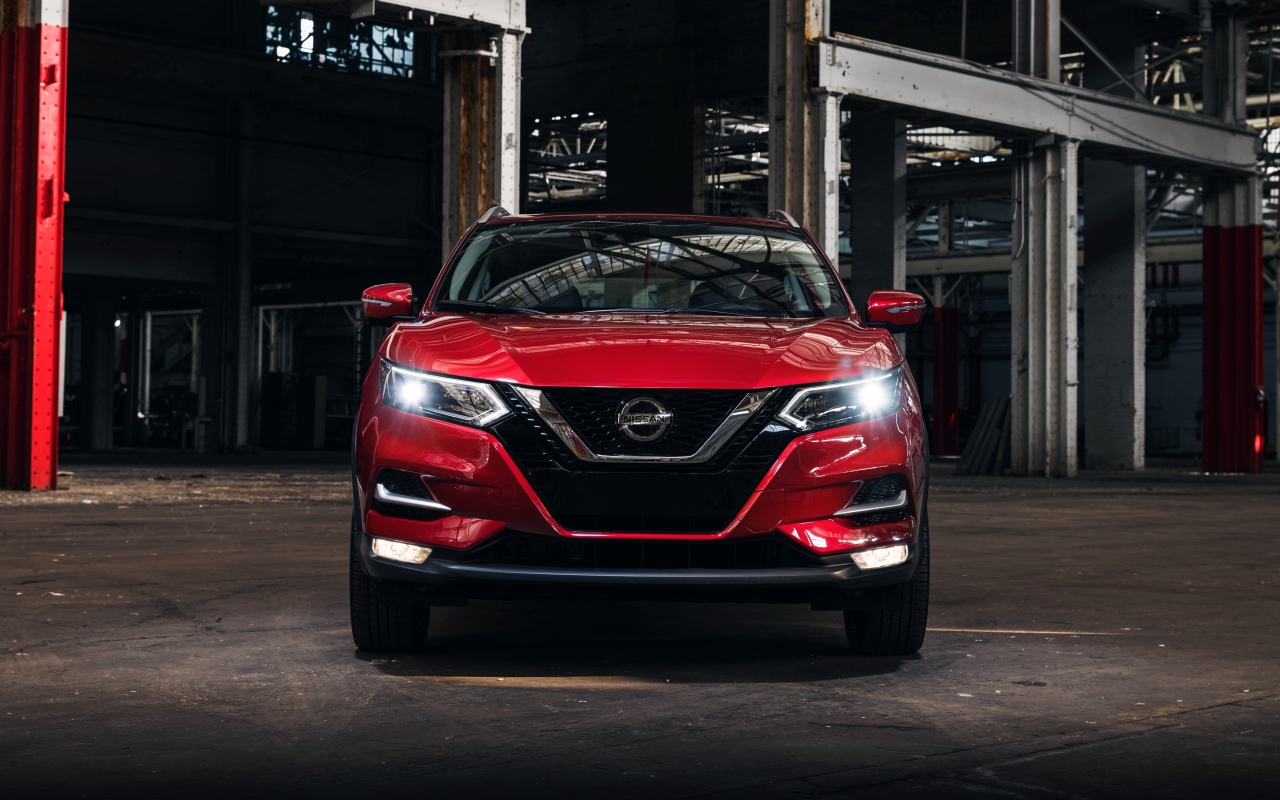 Красный автомобиль Nissan Rogue вид спереди