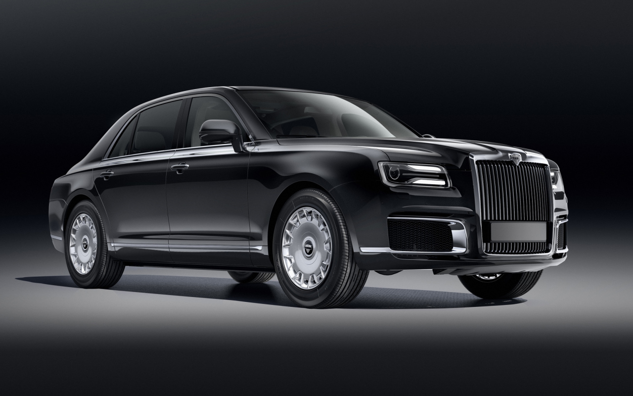 Черный автомобиль Aurus Sena 2018 года на сером фоне