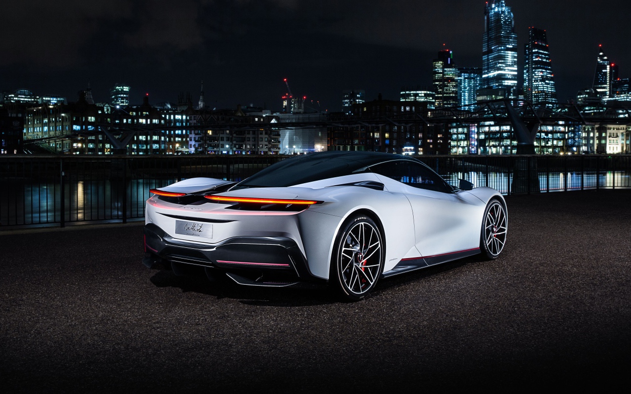 Спортивный автомобиль Pininfarina Battista 2019 года на фоне ночного города