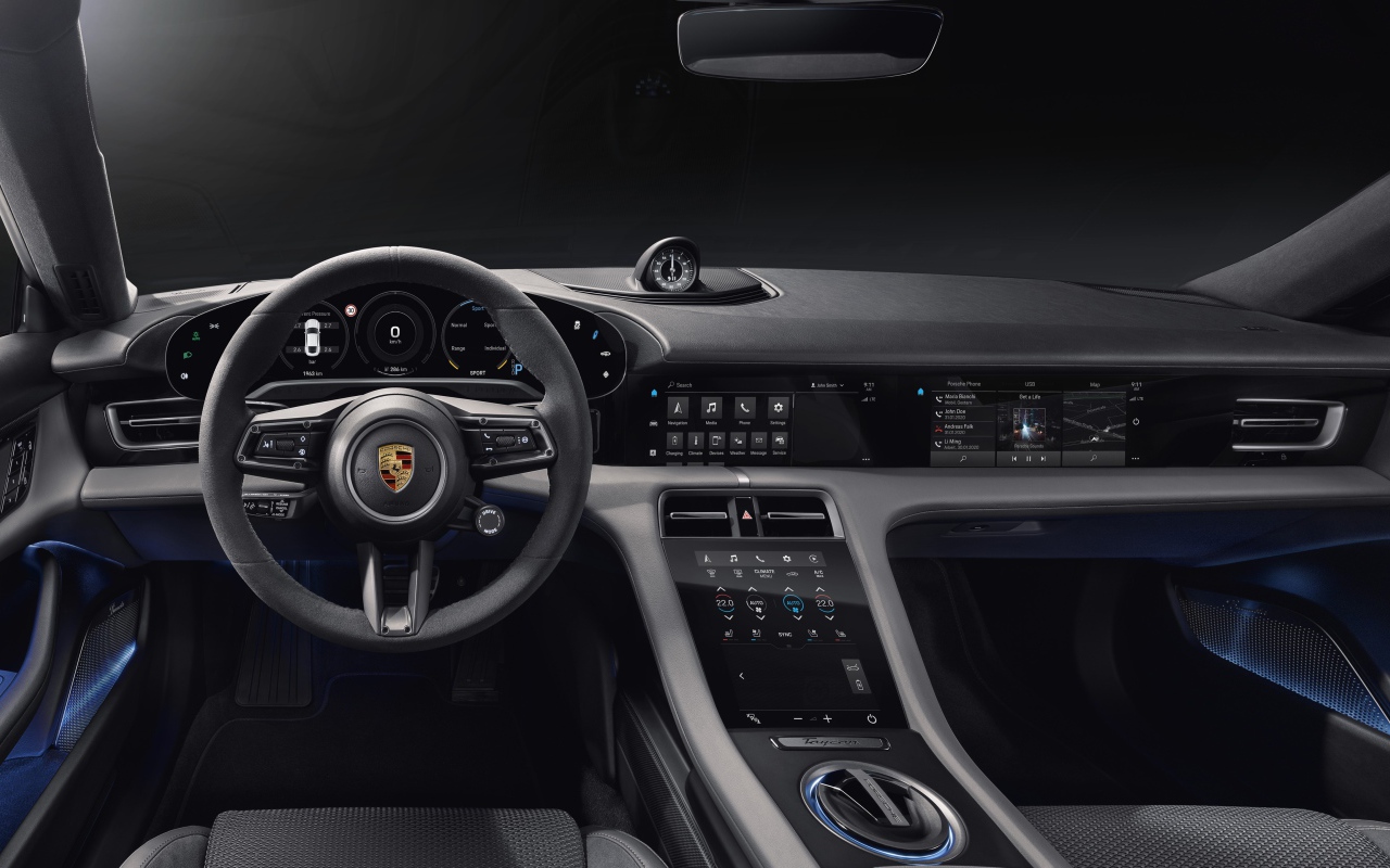 Черный кожаный салон автомобиля Porsche Taycan Turbo 2019 года