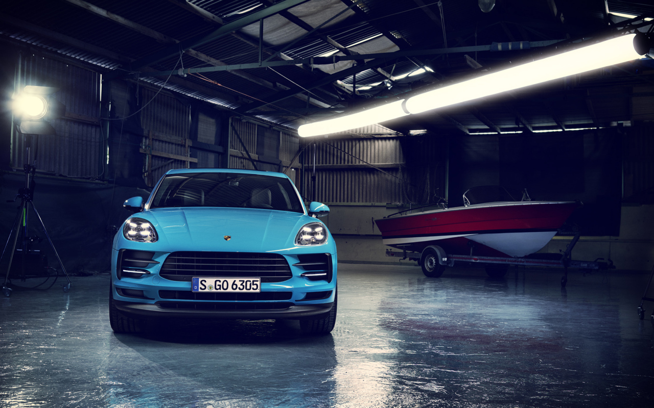 Синий автомобиль Porsche Macan 2019 года в гараже