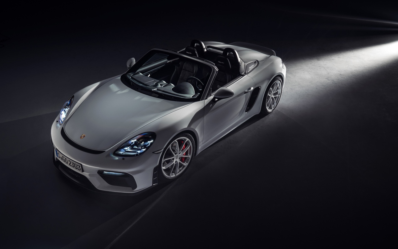 Кабриолет Porsche 718 Spyder 2019, года на сером фоне
