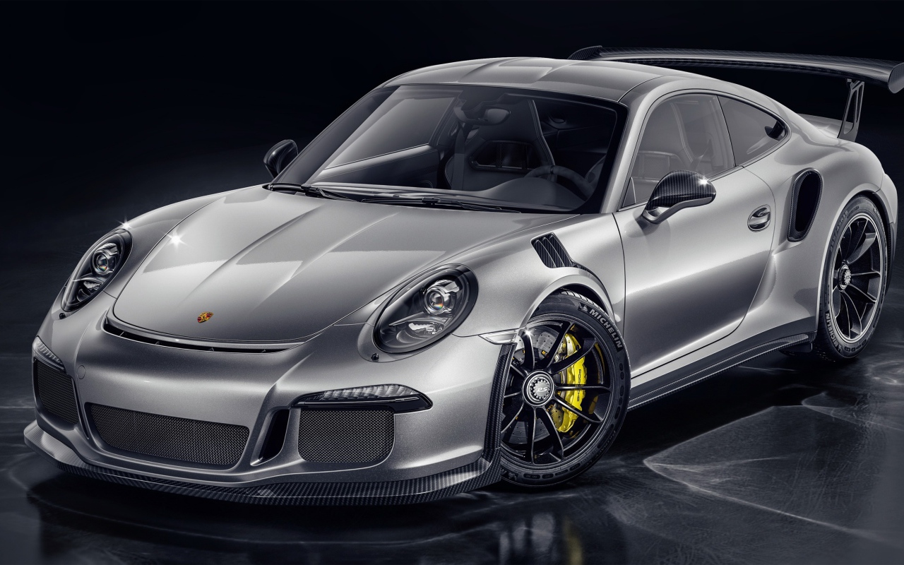 Серебристый спортивный автомобиль Porsche 911 GT3 RS CGI 