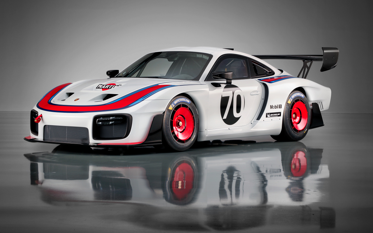 Спортивный автомобиль Porsche 935,  2019 года на сером фоне