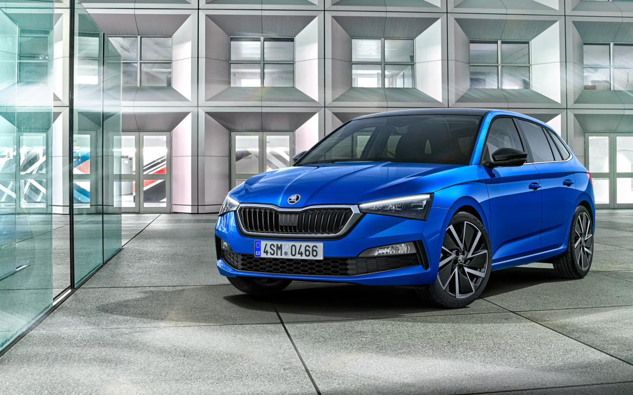 Синий автомобиль Skoda Scala 2019 года в автосалоне