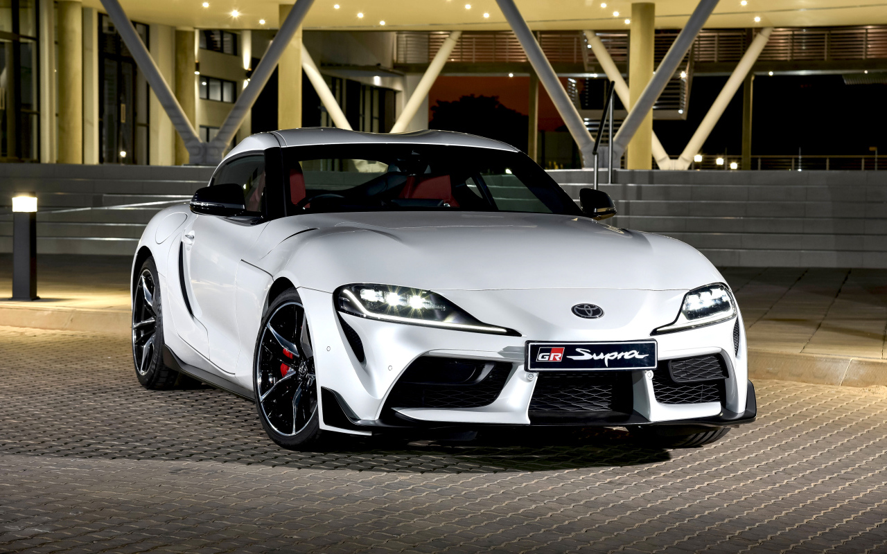 Белый автомобиль Toyota GR Supra 2019 года