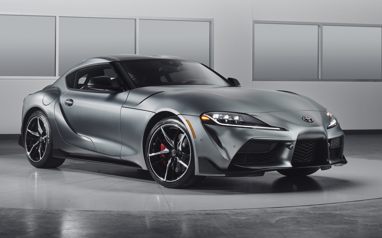 Серебристый спортивный автомобиль Toyota GR Supra, 2020 года