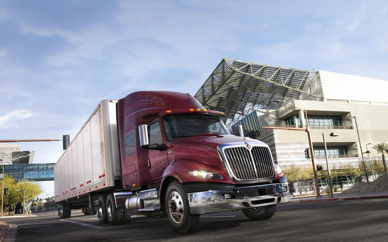 Большой грузовик в городе