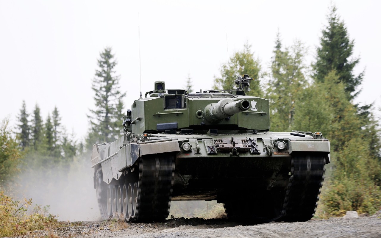 Зеленый танк Леопард 2