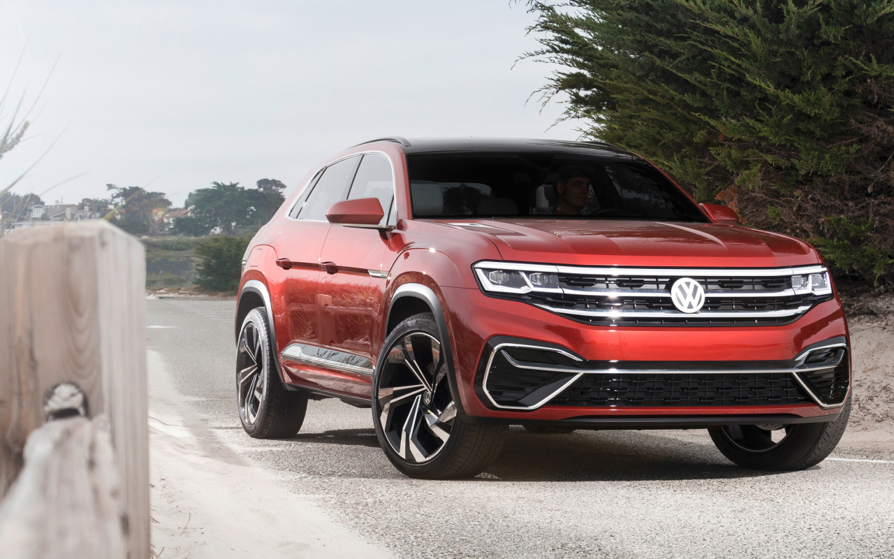 Красный внедорожник Volkswagen Atlas 2018 года