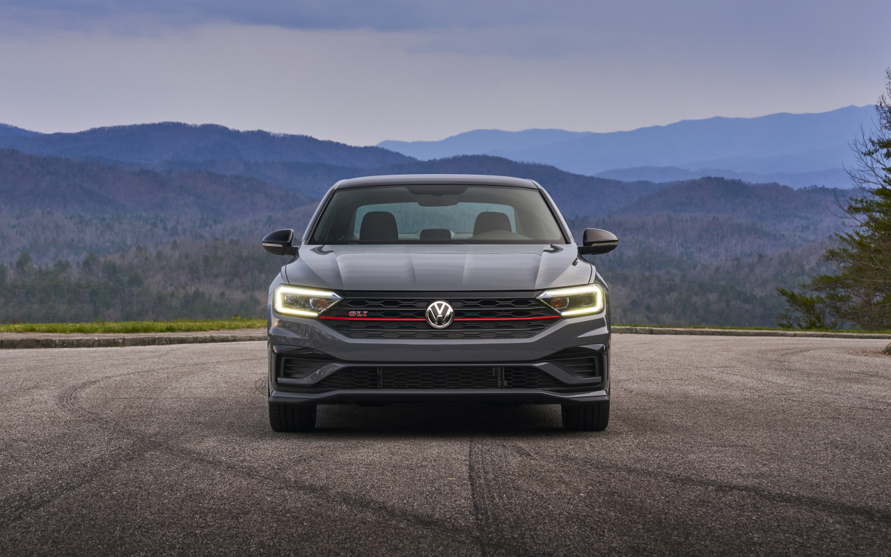 Серебристый автомобиль  Volkswagen Jetta GLI, 2019 года на фоне горизонта 