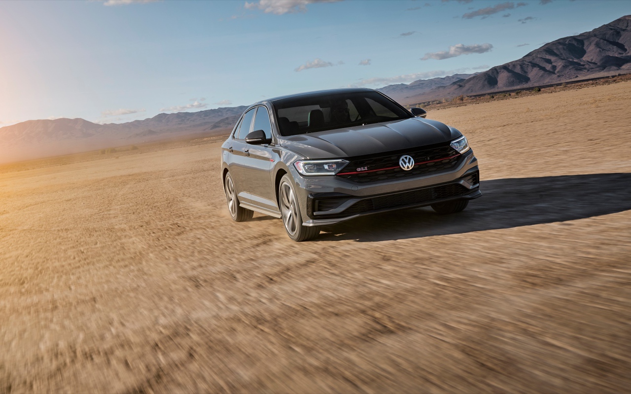 Автомобиль Volkswagen Jetta в пустыне