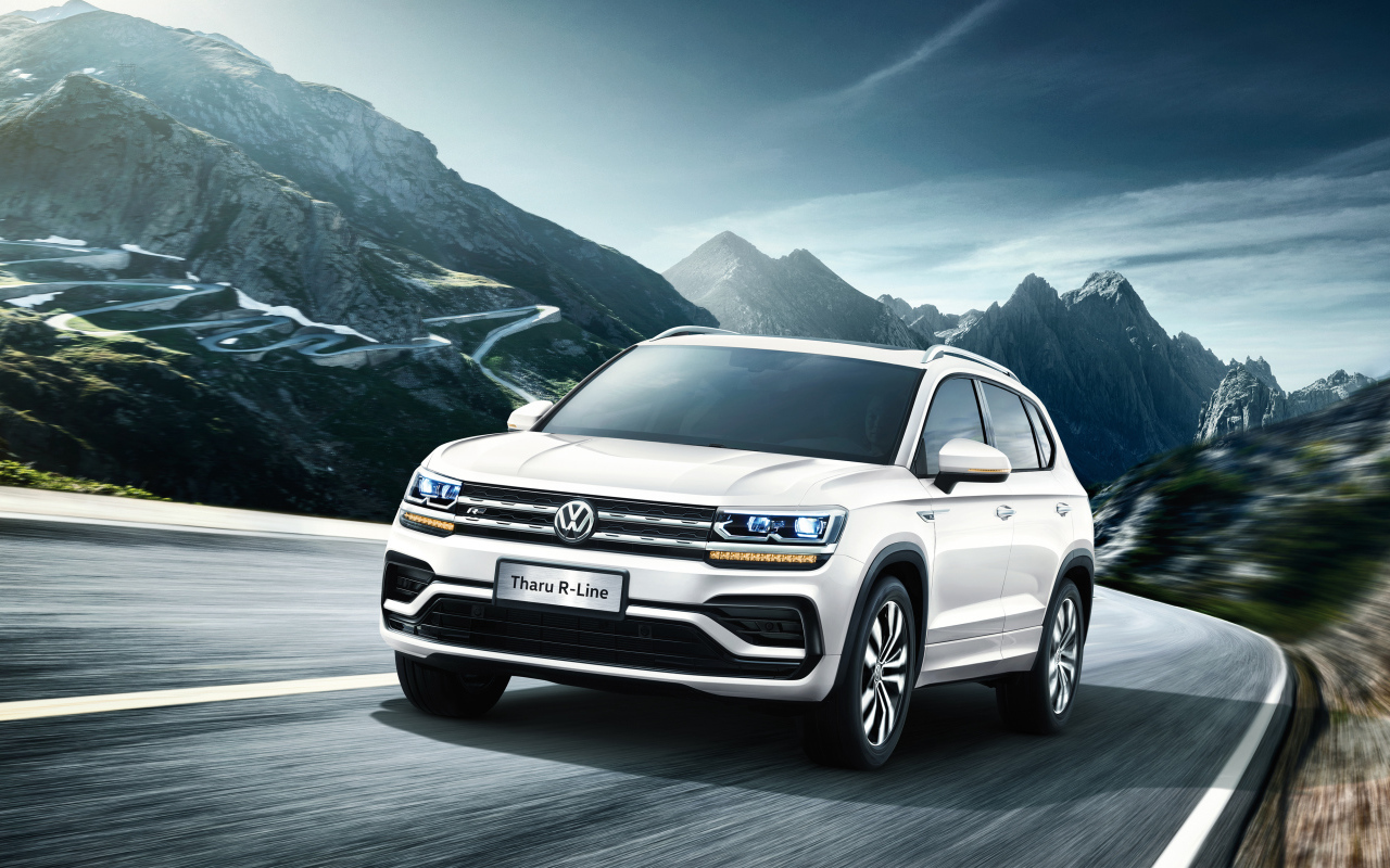 Белый внедорожник Volkswagen Tharu R-Line 2018 года на горной дороге