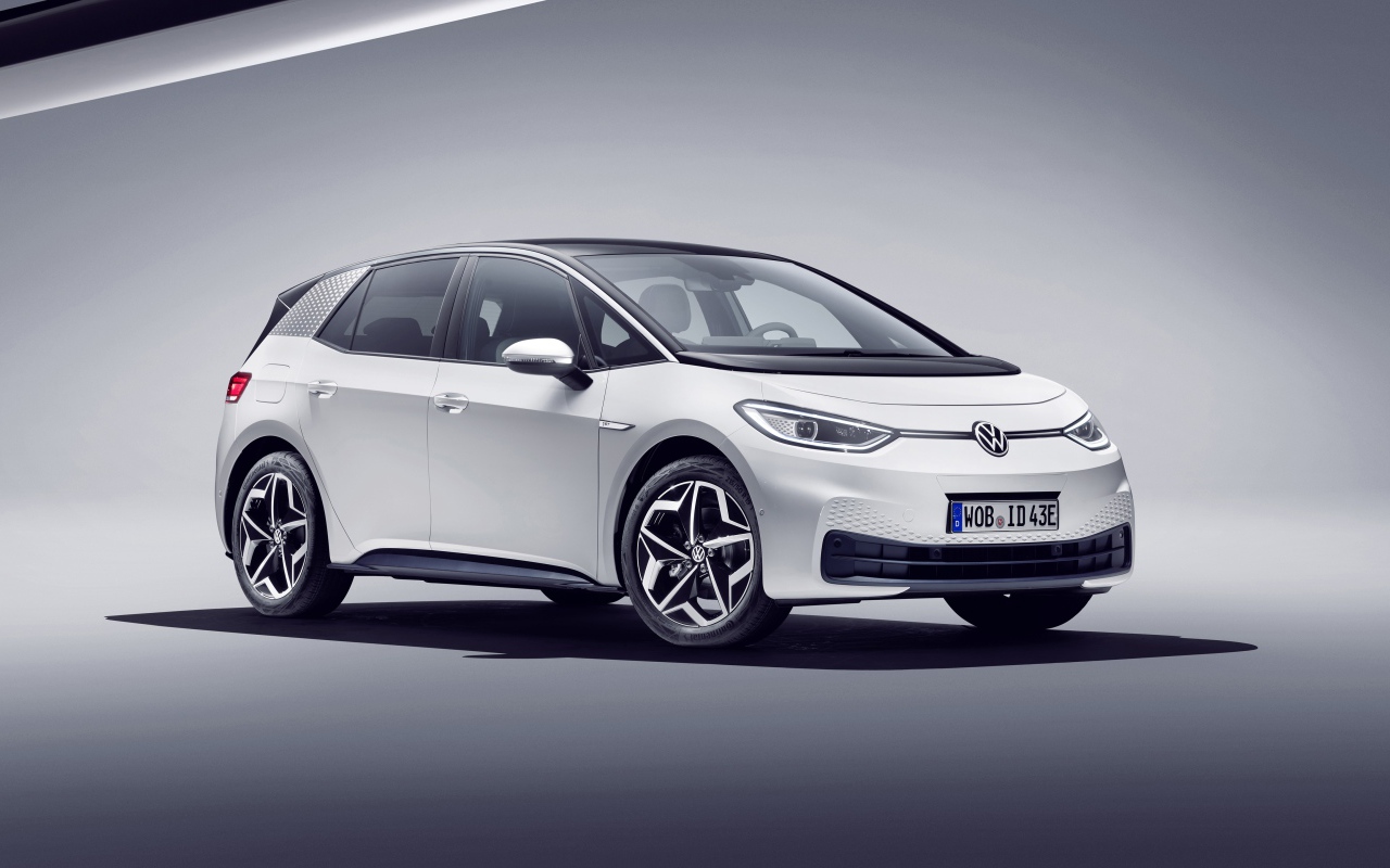 Белый Volkswagen ID.3 1st 2019 года на сером фоне