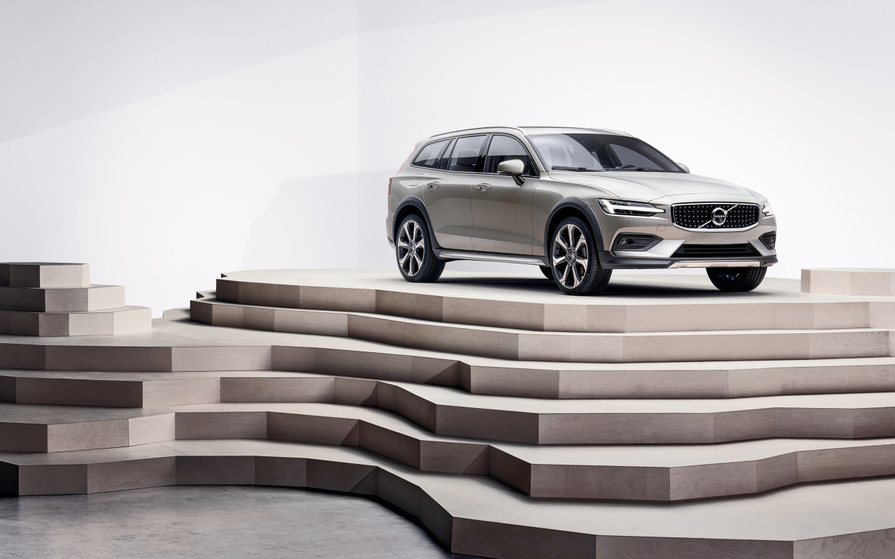 Серебристый автомобиль Volvo V60 T5  на пьедестале 