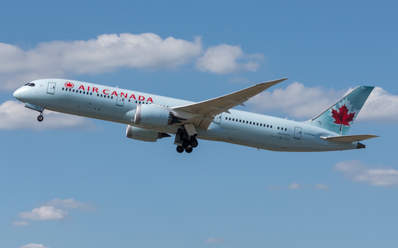 Большой пассажирский самолет Boeing 787-9 авиакомпании Air Canada в небе