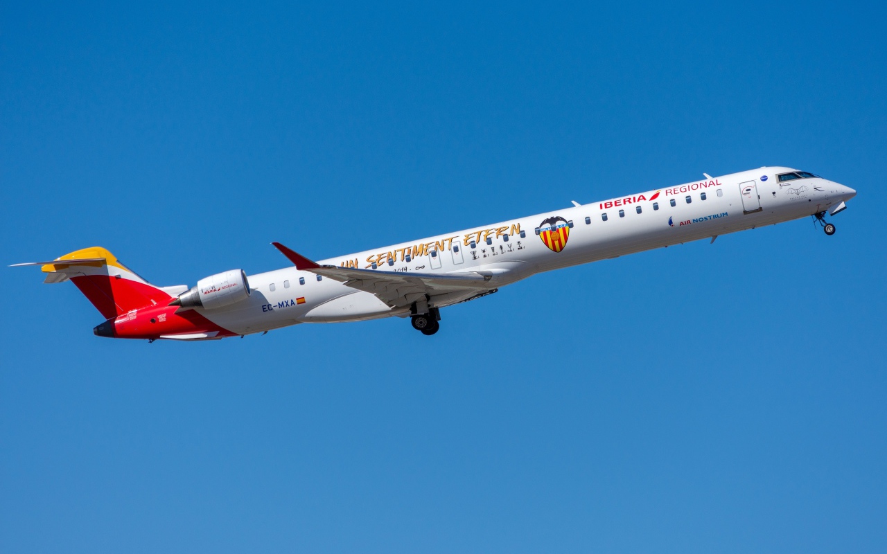 Самолет Bombardier CRJ-1000 авиакомпании Air Nostrum на фоне голубого неба