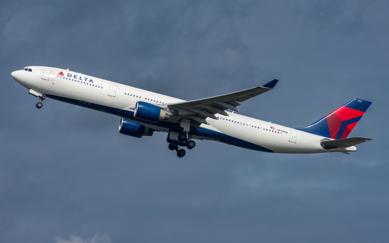 Большой пассажирский Airbus авиакомпании  Delta Air Lines