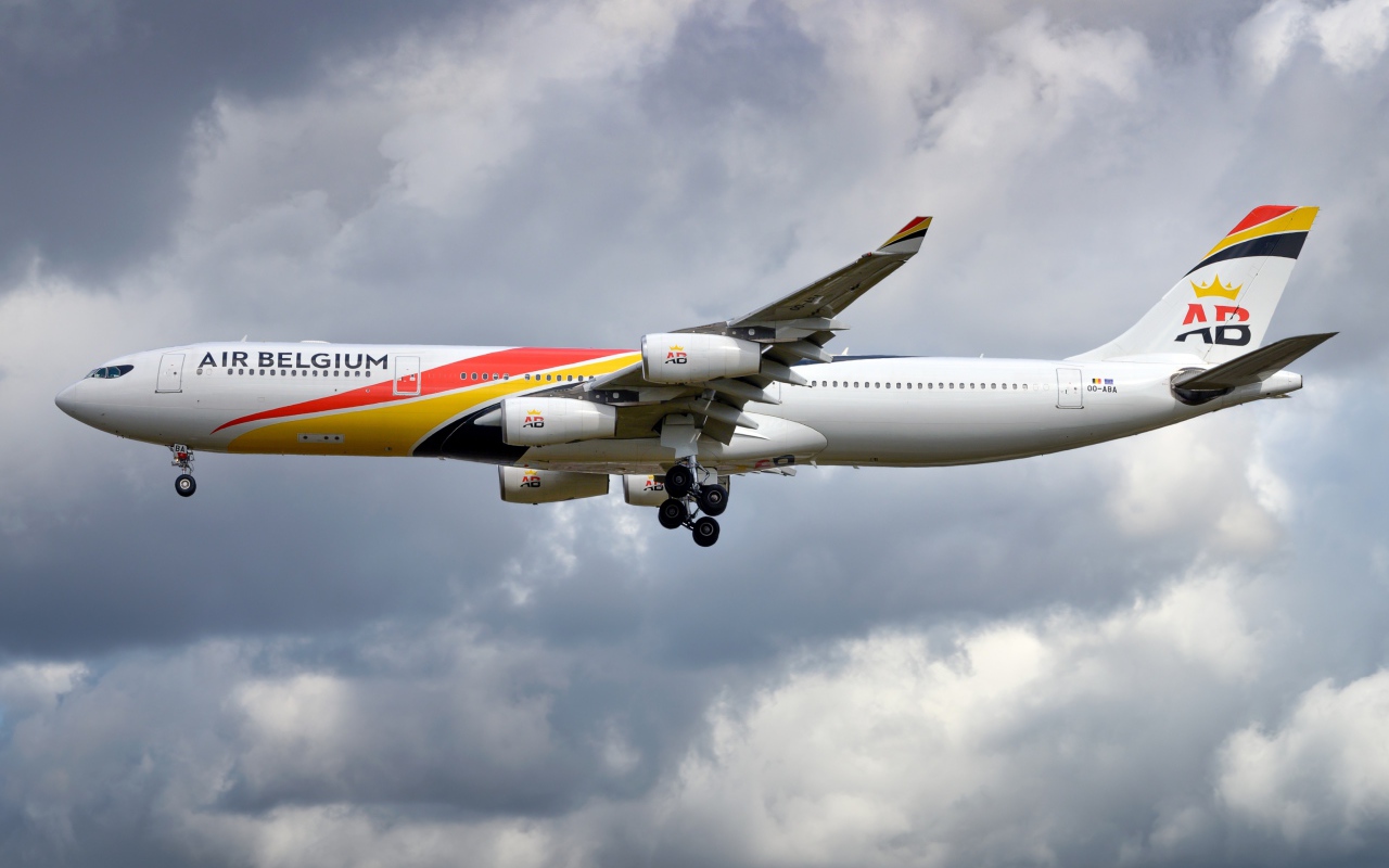 Большой пассажирский Airbus A340-300 компании AIR BELGIUM