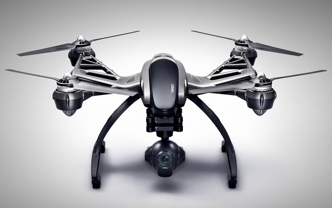 Квадрокоптер Yuneec Typhoon Q500 4K на сером фоне