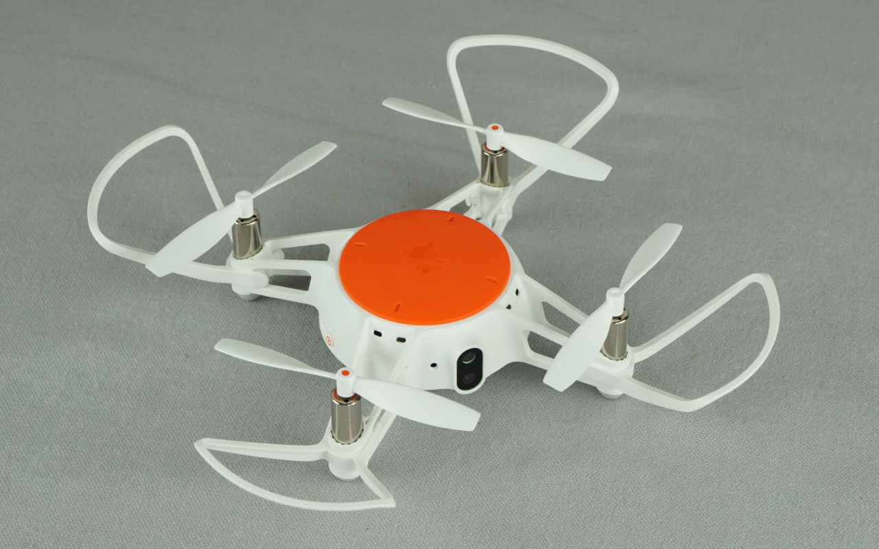 Квадрокоптер Xiaomi MiTu Minidrone 720P на сером фоне