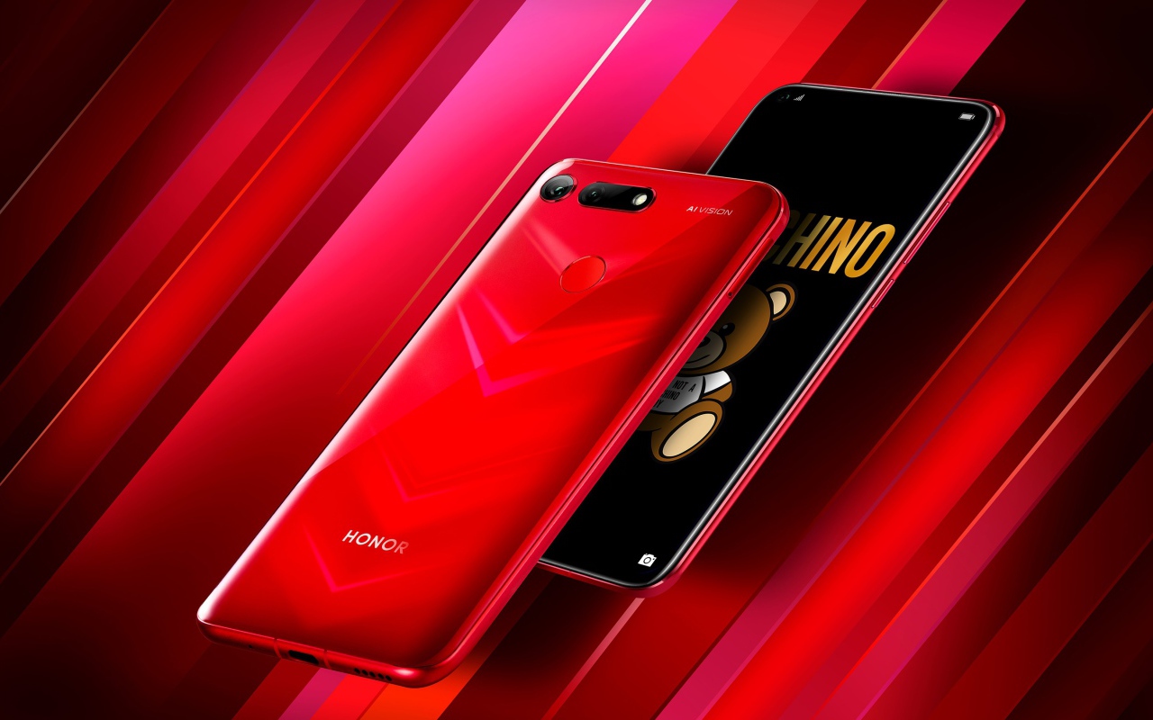Стильный тонкий смартфон Honor View 20 на красном фоне