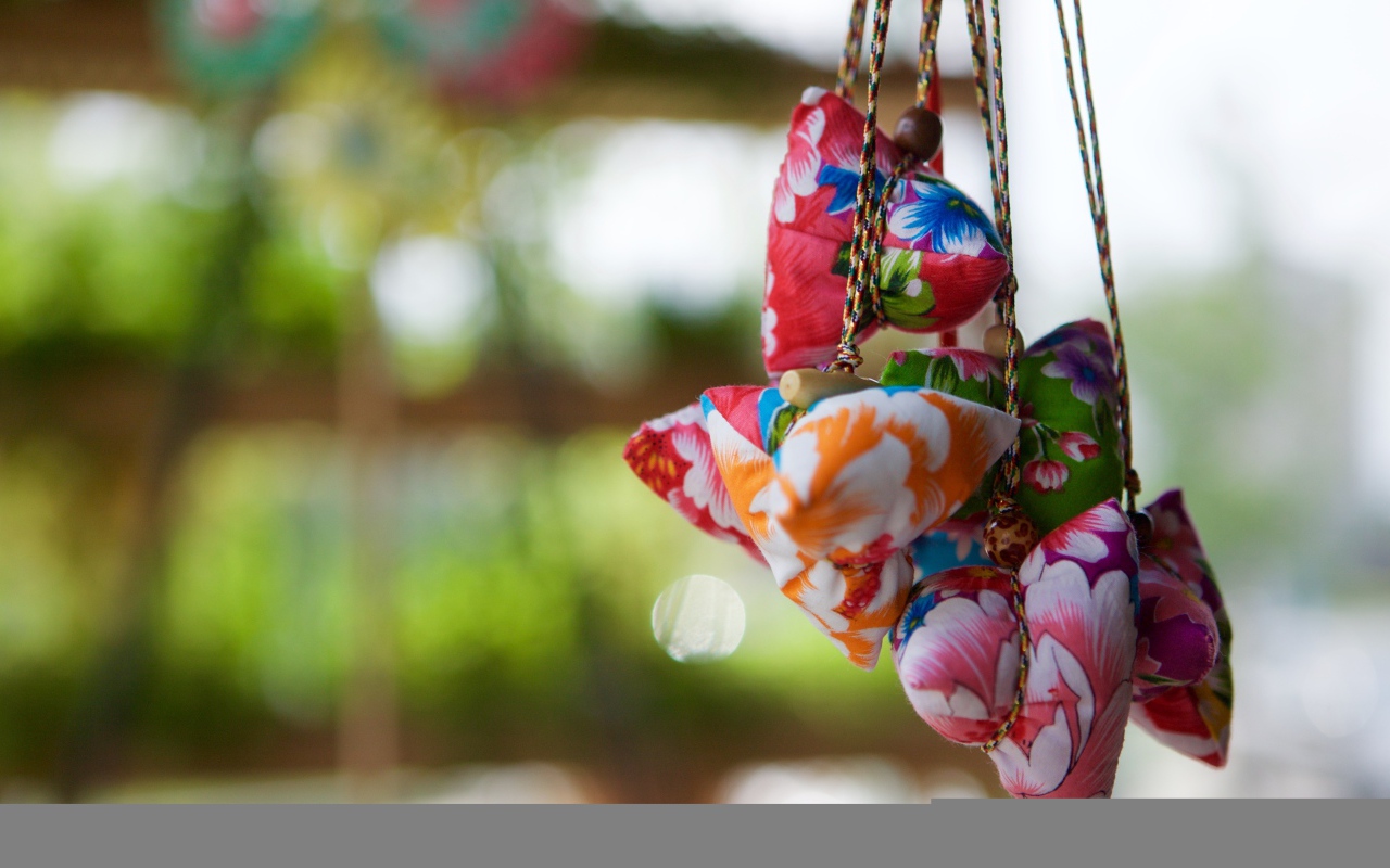 Разноцветный тряпичный декор на веревках