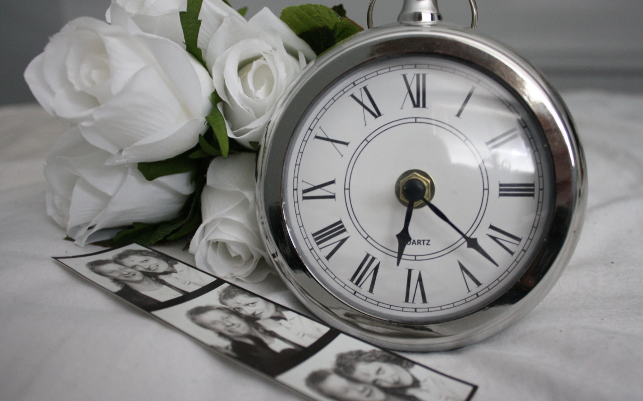 Карманные часы с розами и старыми фотографиями 