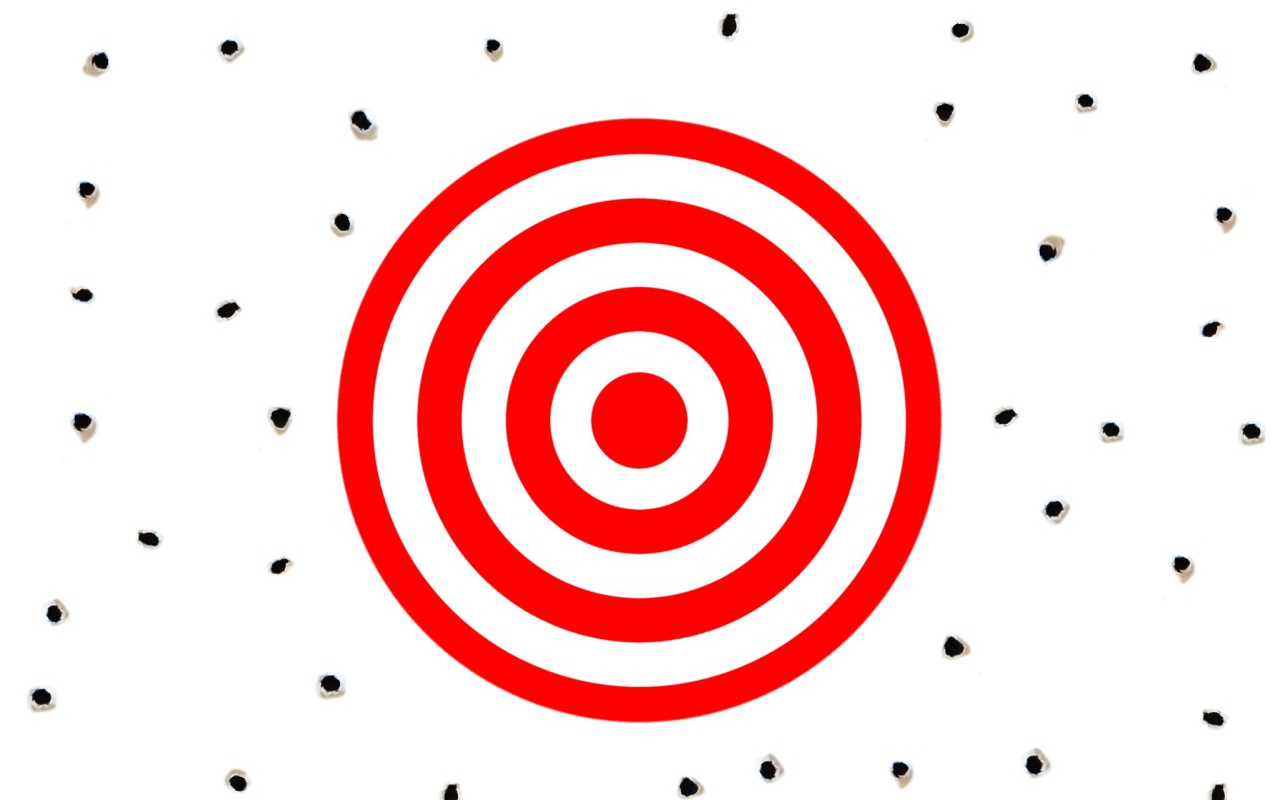 Красная мишень на белом фоне с дырками от пуль