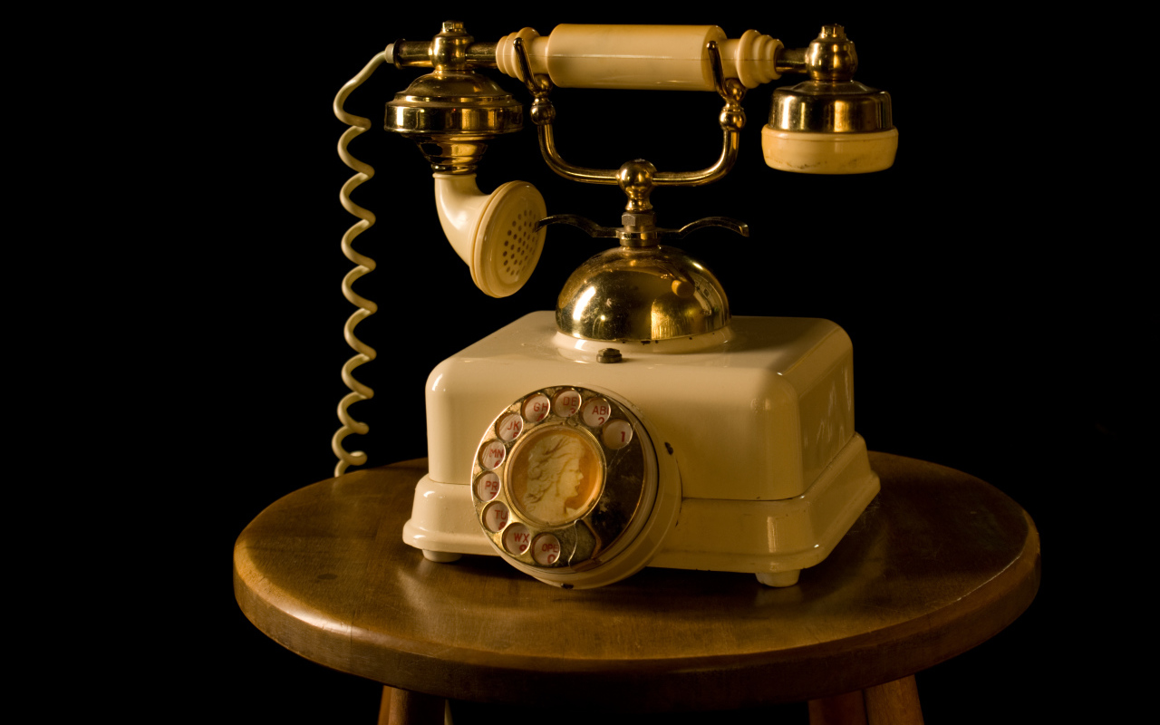 Ретро телефон на тумбочке на черном фоне