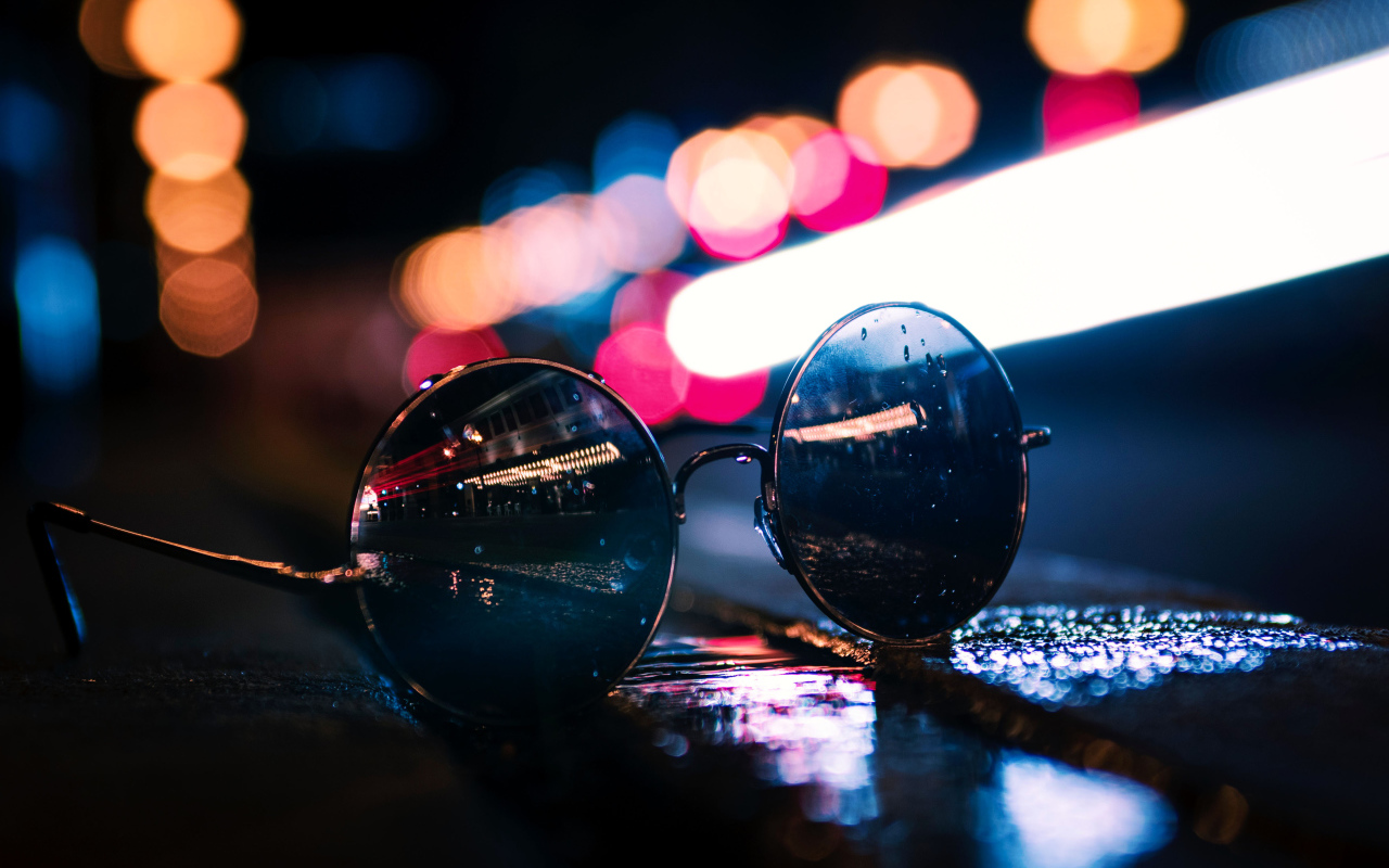 Солнцезащитные очки лежат на мокром асфальте