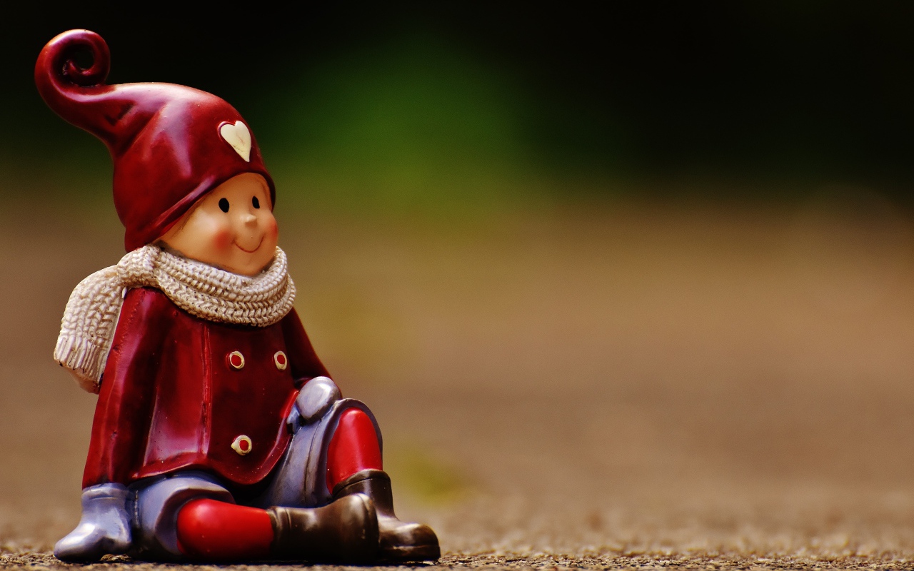 Статуэтка гнома на дороге 