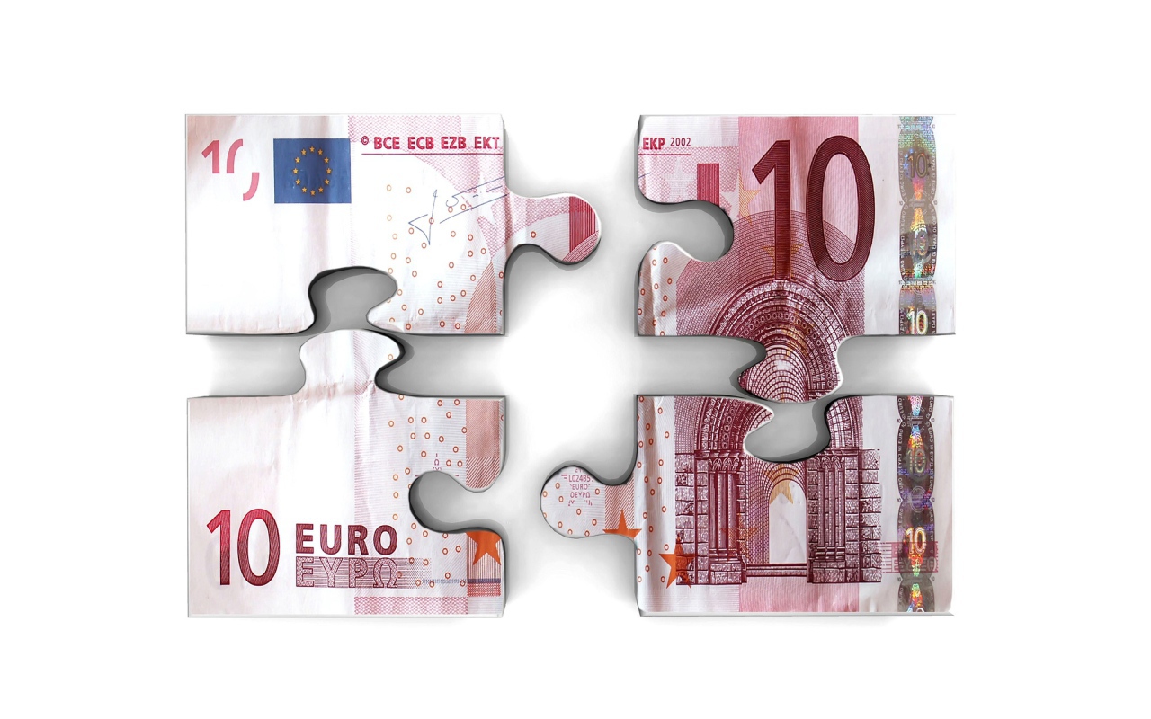 Пазл из купюры евро на белом фоне