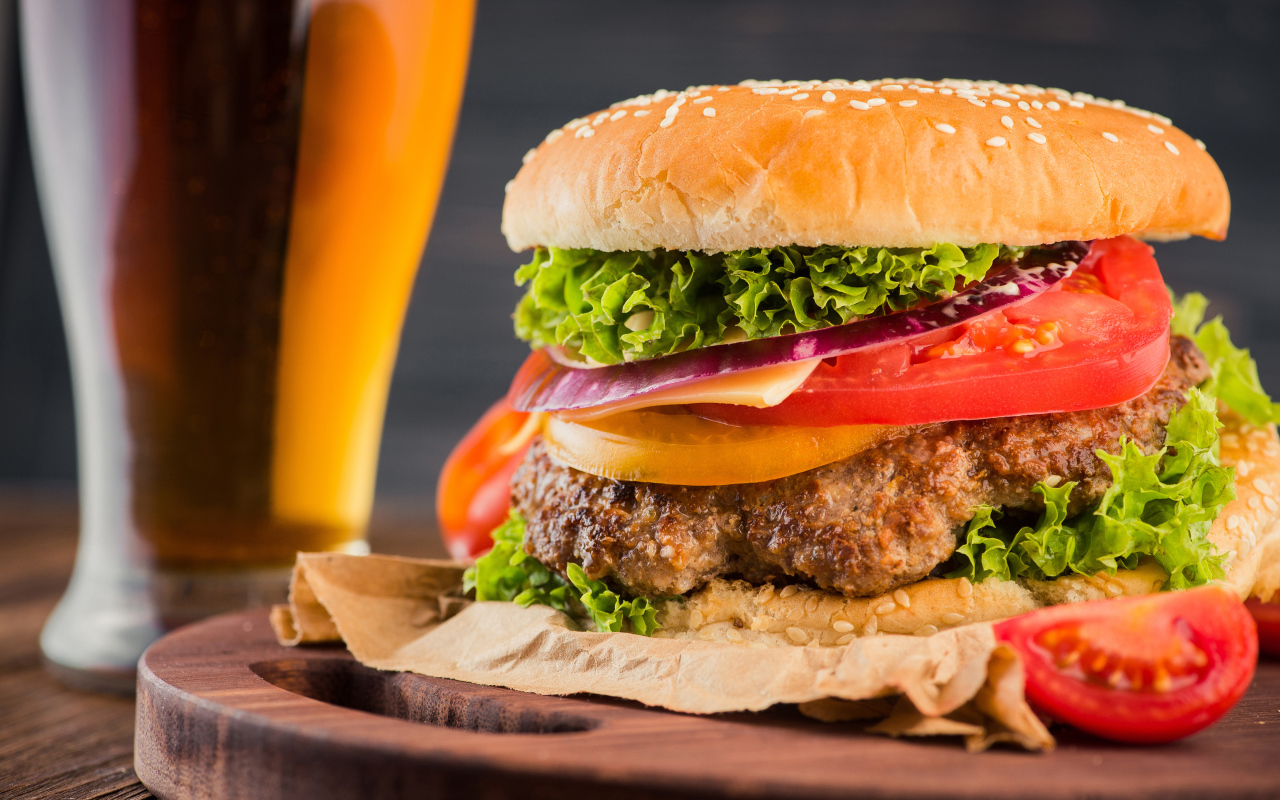 Большой аппетитный гамбургер с котлетой 