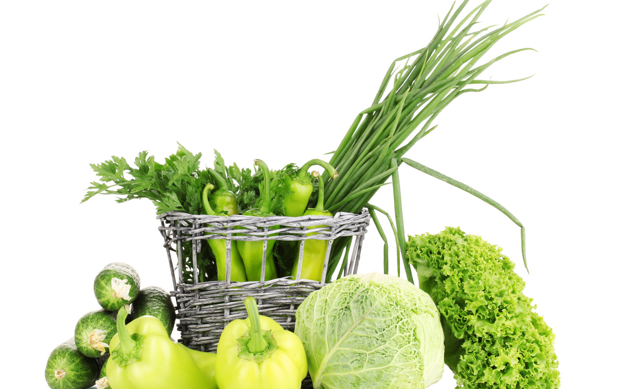 Огурцы, перец, капуста, зеленый лук и петрушка на белом фоне