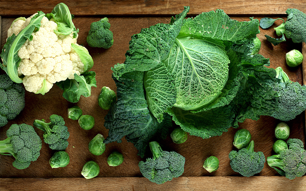 Разные виды капусты на столе вид сверху 