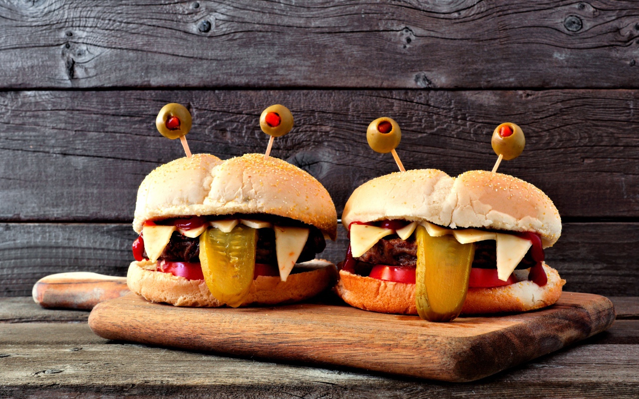 Смешные гамбургеры на разделочной доске