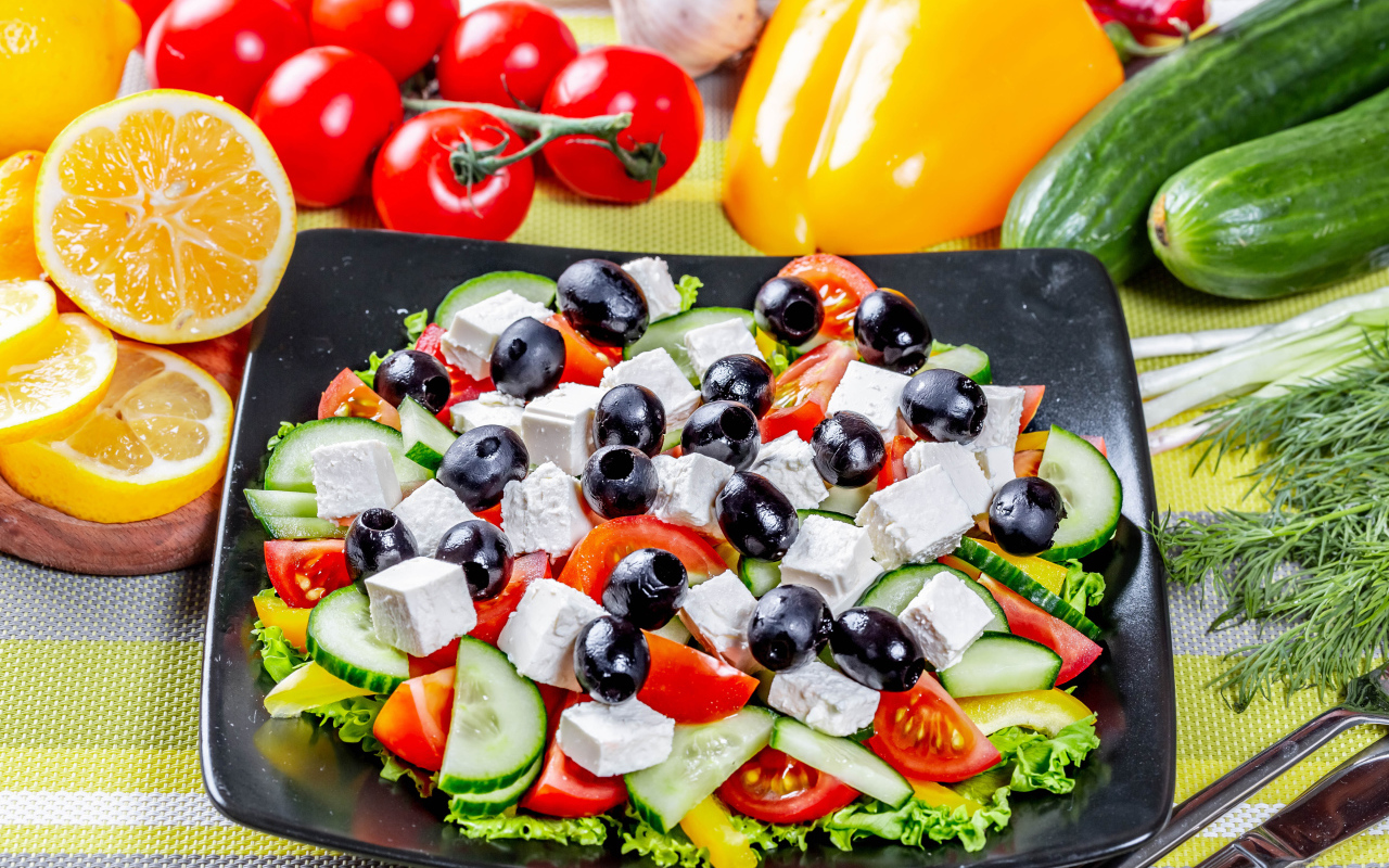 Греческий салат на столе со свежими овощами 