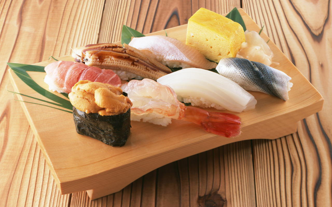 Японское блюдо на деревянной доске