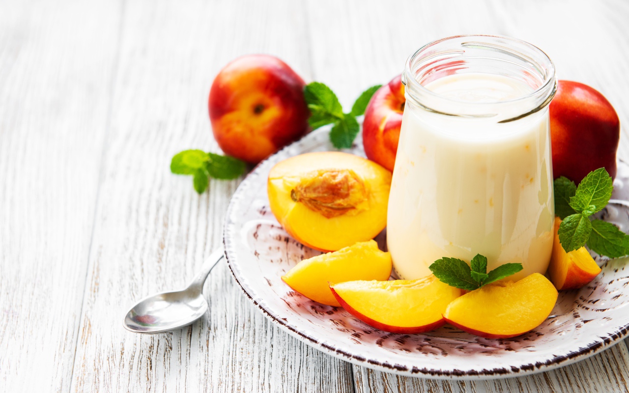 Кефир в банке на столе с нектарином