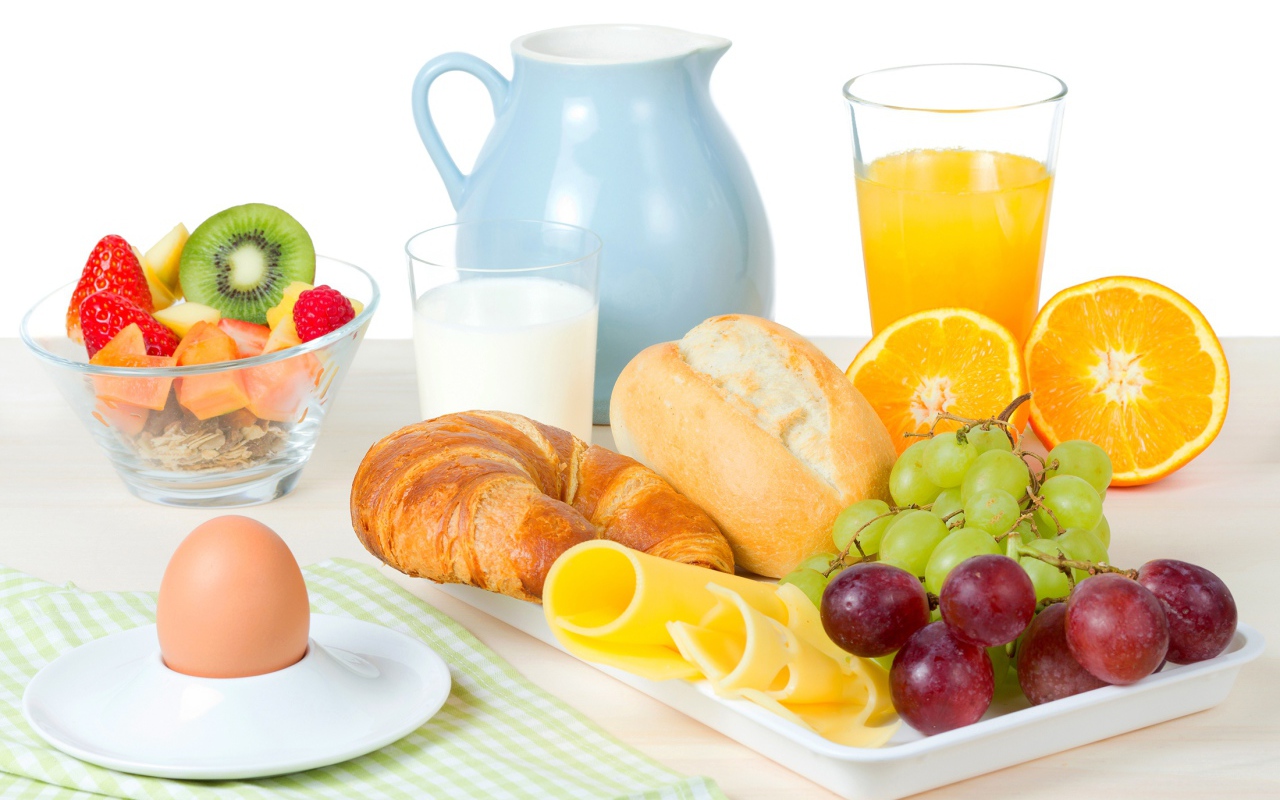 Продукты на столе на завтрак 