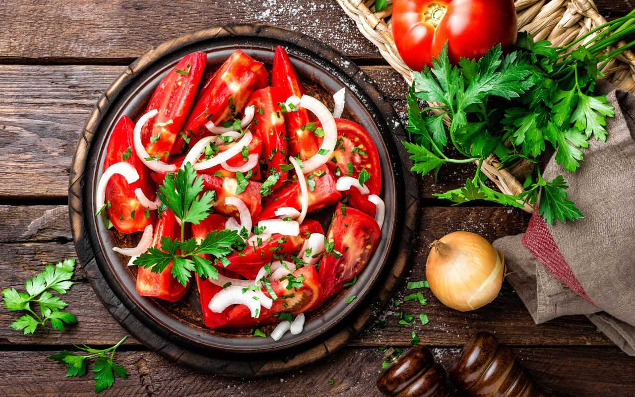 Салат из красных помидор с луком и петрушкой 