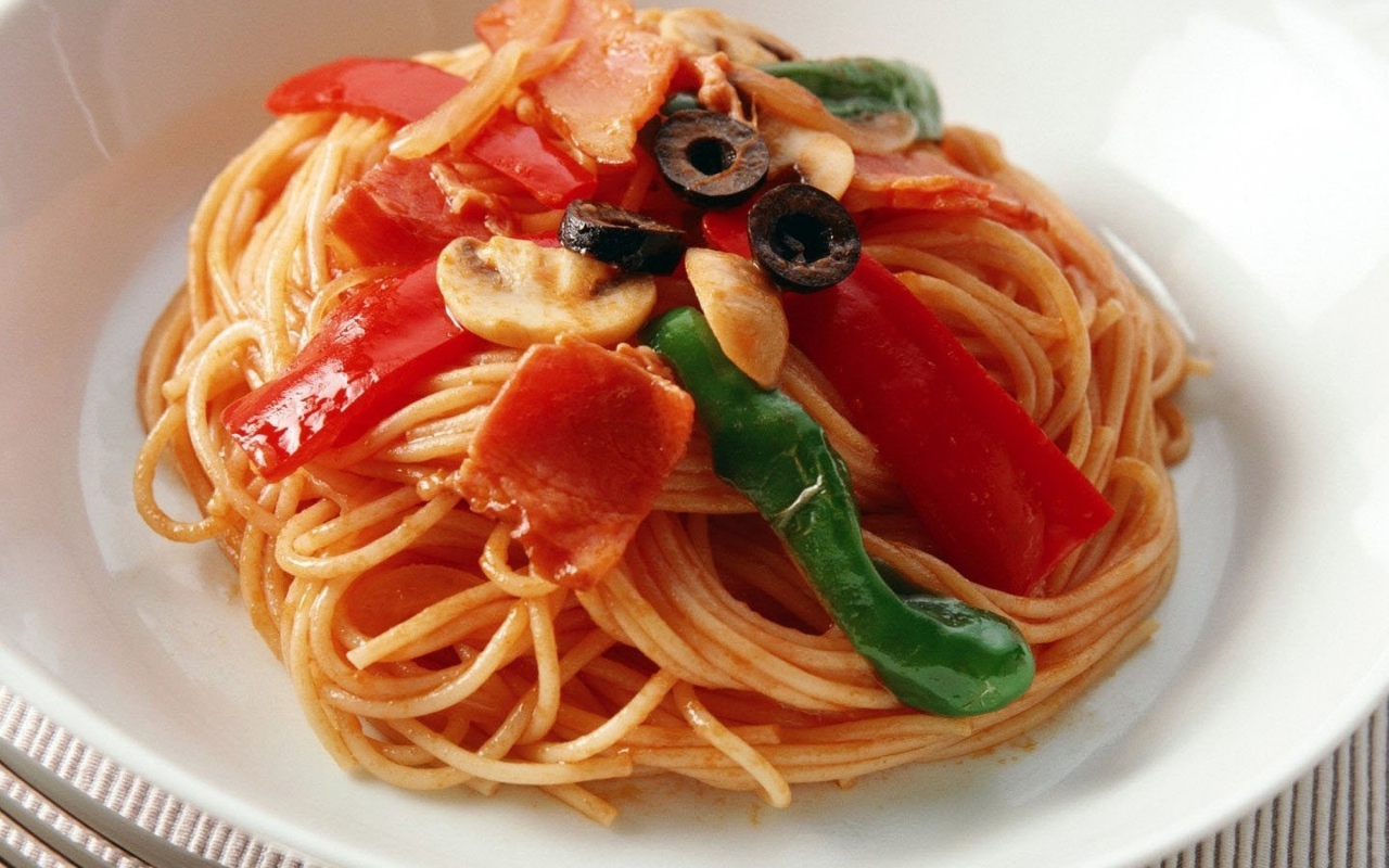 Спагетти с болгарским перцем, беконом и грибами 