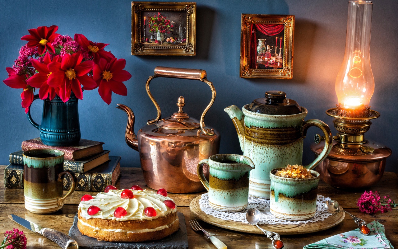 Натюрморт на столе с керосиновой лампой 