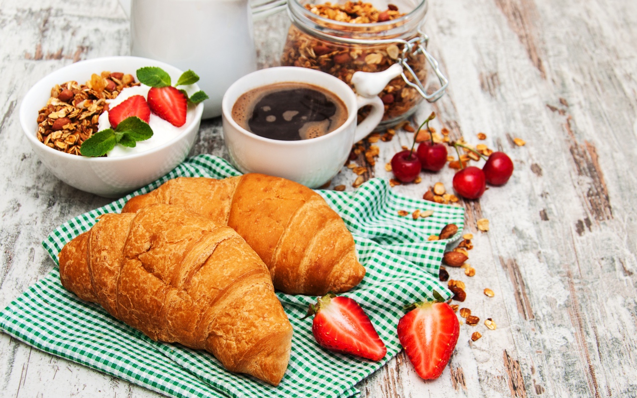 Вкусный завтрак со свежими круассанами на столе