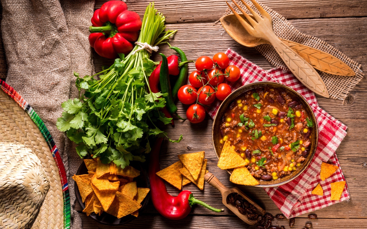 Овощной суп на столе с овощами и зеленью 