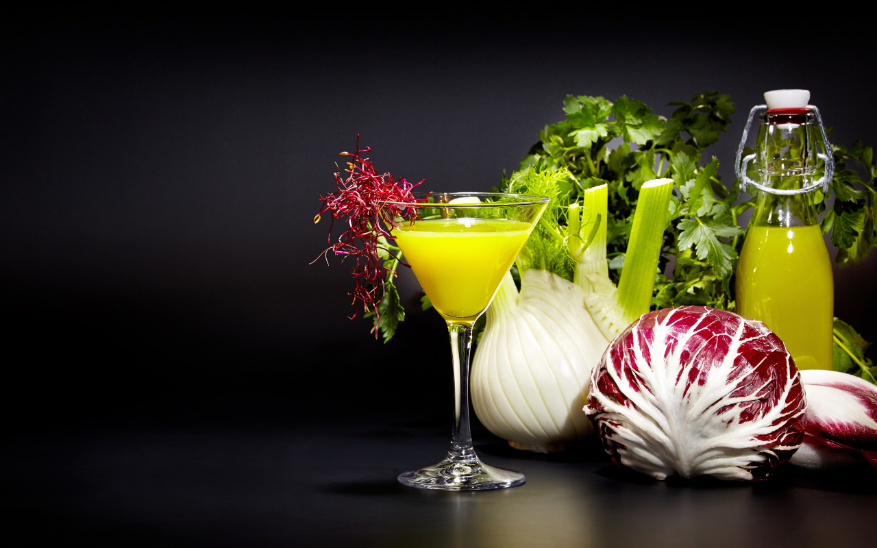 Овощи с зеленью на сером фоне с коктейлем 